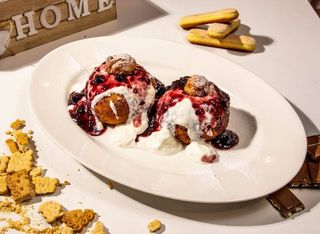 Papanasi cu dulceata de capsuni