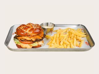 Дабл хала-бургер з яловичиною, томатом та карамелізованою цибулею (450g)