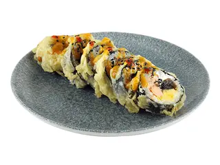 Futomaki z tempurze z pieczonym łososiem teriyaki i mango