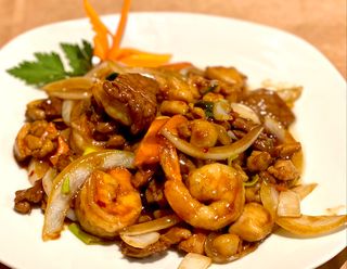 Sofrito de langostinos, pollo y ternera