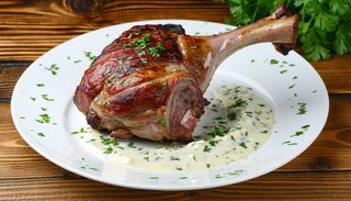 Ciolan de porc la cuptor cu sos de hrean