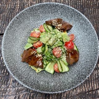 Салат з курячою печінкою і овочами із горіховим соусом