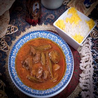 24. Khoreshe Bamieh (Con Carne)
