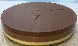 Tarta de tres chocolates (porción)