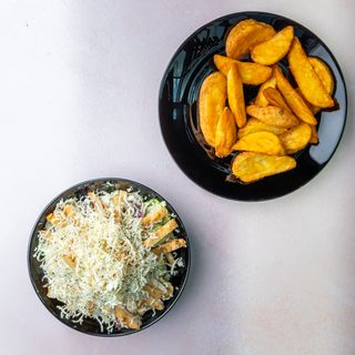 Obrok gorgonzola salata uz dodatak slatkiša ili pića