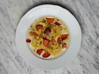 Сирники з білим шоколадом, лаймом та сезонними фруктами