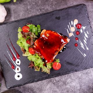 Сьомга терияки със свежи салатки (250г)