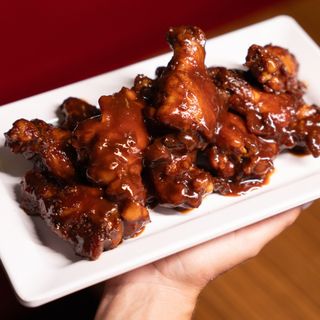 JAMONCITOS DE POLLO SALSA BARBACOA CON PAPAS