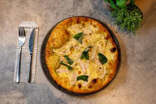 Pizza pesto chicken