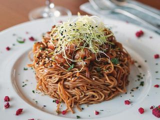 Wok De Noodels Con Verduras Y Gambas