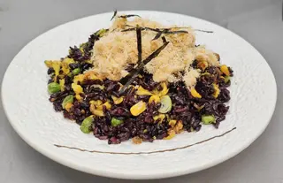 22. Riso nero con mais uova e piselli,floss di pollo