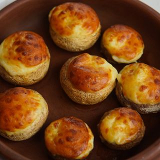 Печериці фаршировані сиром сулугуні