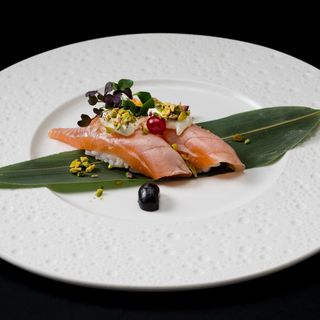 132. Nigiri yio salmone - 2 pezzi