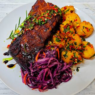 Смокер ребро з картоплею чімічурі