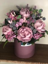 ხელოვნური ყვავილების კომპოზიცია