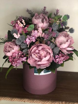 ხელოვნური ყვავილების კომპოზიცია