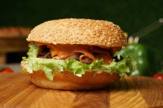 Бургер говяжий с сыром двойной (400 г)