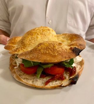 Zampina di vitello stracciatella, pomodoro, rucola