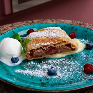 Штрудель яблучно-вишневий (за 100 г ВАГОВИЙ ДЕСЕРТ )!!!!!! 