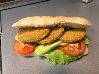 Сандвич с прясно изпечена чабата, изпечен шницел и кашкавал