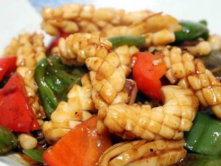 108. Калмари с лютив сос (600 г)