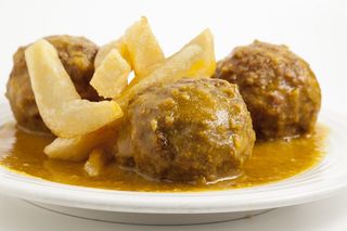Albóndigas en salsa de almendra (ración)