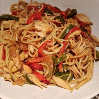 Pollo oriental con noodles
