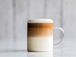 Latte bianco macchiato