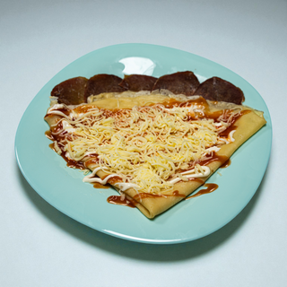 Palačinka sa pavlakom, goveđom pršutom, kačkavaljem i paradajzom