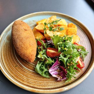 Zestaw z De Volaille, bukiet surówek i 