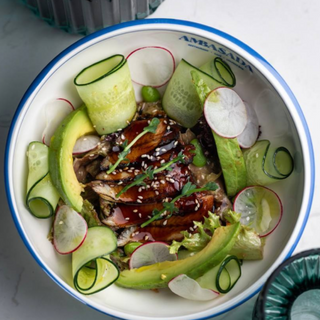 З вугрем, авокадо та зеленню 