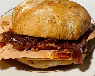Sandes de pernil com Cebola Reduzida em Vinho do Porto