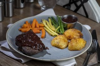 Muschi de vita in sos vin rosu