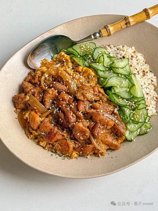 Ensalada bowl con pollo al limón, huevo y patatas