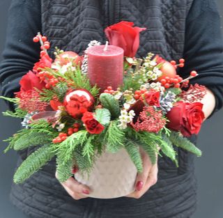 Aranjament rosu in vas ceramic