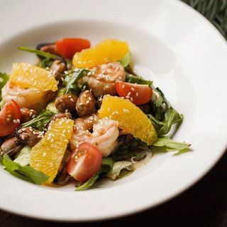 Салат с курицей "су-вид", апельсином и черри (280г)