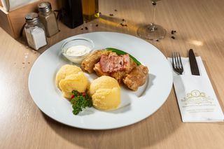 30% REDUCERE: Sarmale bănățene cu mămăligă, bacon, smantana și ardei..