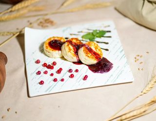 Ірімшікпен сүзбелі құймақ/ Сырники (200г)