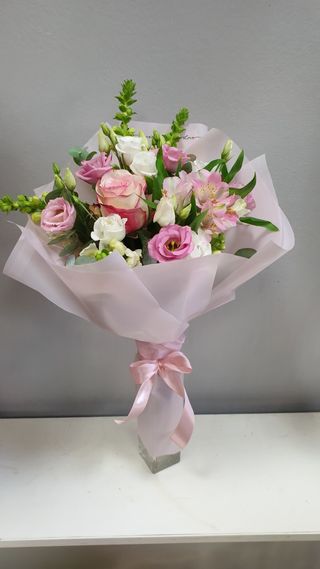 Mix buket roza sezonskog cvijeća u ukrasnom papiru