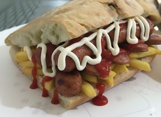 Wurstel, patatine, ketchup e maionese