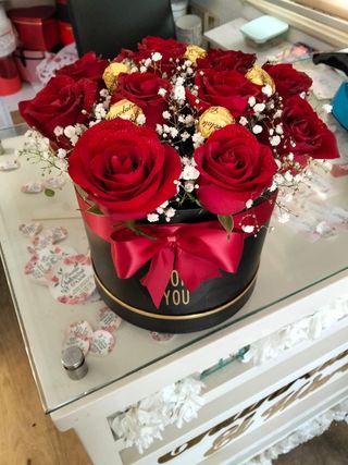 Box Noir Avec Chocolat Avec Fleur Rouge