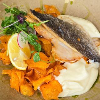 File de dorada cu piure de telina & chips de cartofi dulci