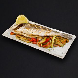 Dorada la cuptor pe pat de legume