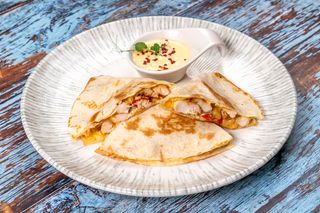 Quesadilla cu pui și sos  cheddar
