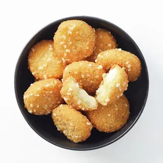 Panaditos De Camembert com Batatas pequenas e molho De Queijo