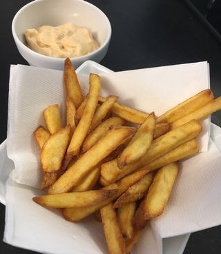 61.Patatine fritte grandi con salsa