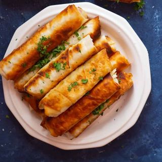 Hojaldre Relleno De Queso Turco (4 Uds.)