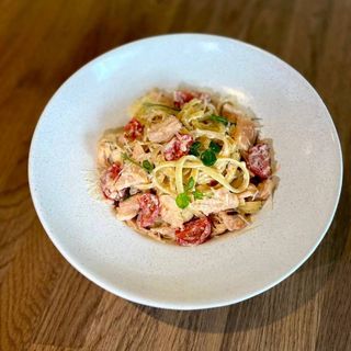 Паста з лососем та моцареллою