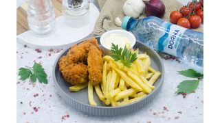 Aripioare crocante,cartofi prajiti,sos de maioneza cu usturoi,apa plata