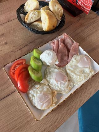 Jaja na oko sa šunkom